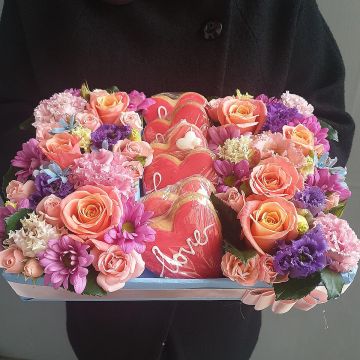 Подарочная коробка из цветов и печенья