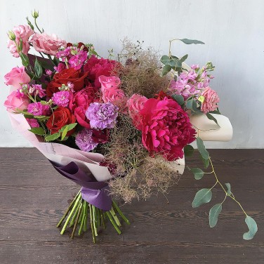 Оригинальный букет из роз, пионов, эустомы