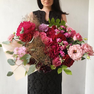 Оригинальный букет из роз, пионов, эустомы