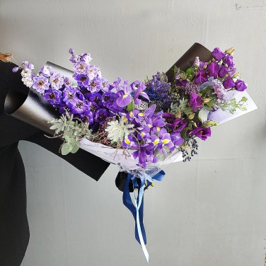 Большой букет из дельфиниума Фиолетовый Талисман