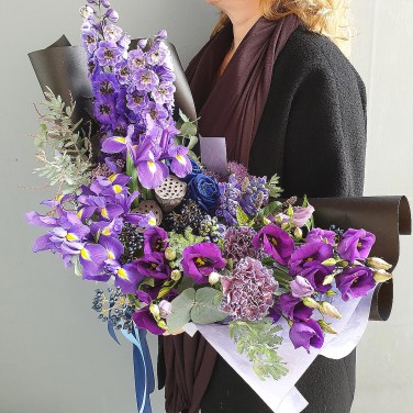 Большой букет из дельфиниума Фиолетовый Талисман