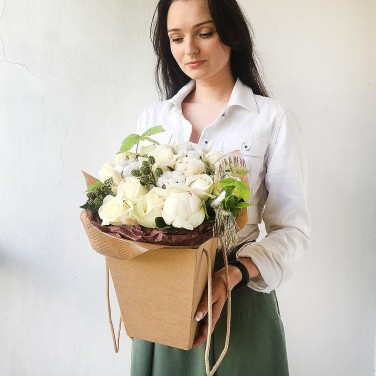 Композиция из роз, ежевики и хлопка