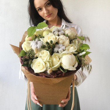 Композиция из роз, ежевики и хлопка