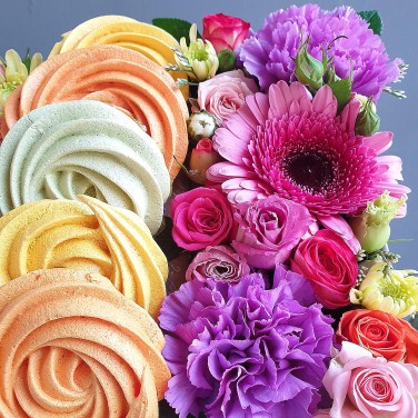 Подарок с цветами и безе