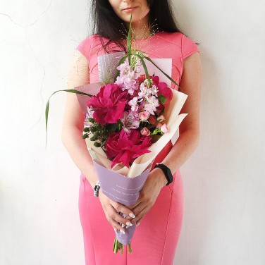 Авторский букет из пионов, маттиолы и ежевики