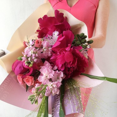 Авторский букет из пионов, маттиолы и ежевики