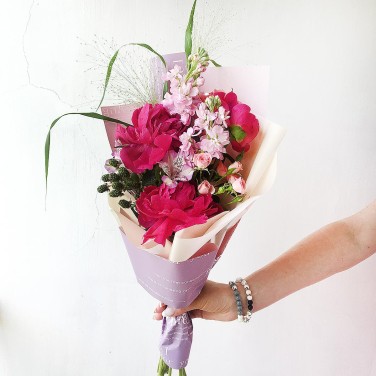 Авторский букет из пионов, маттиолы и ежевики