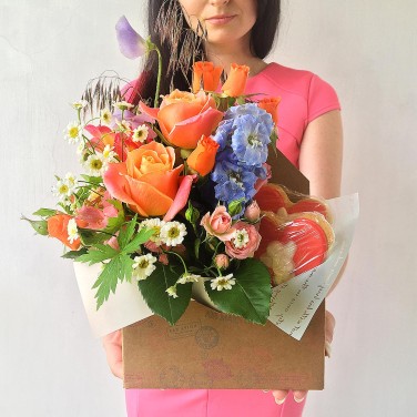 Композиция в конверте из цветов и печенья