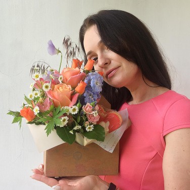 Композиция в конверте из цветов и печенья