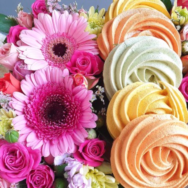 Подарок с цветами и безе