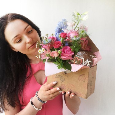 Композиция в конверте из полевых цветов и печенья