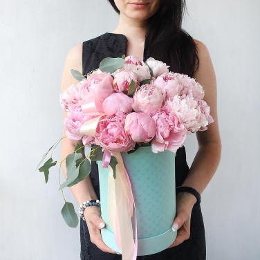 Розовые пионы в шляпной коробке с эвкалиптом