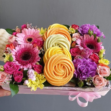 Подарок с цветами и безе