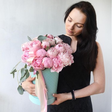 Розовые пионы в шляпной коробке с эвкалиптом