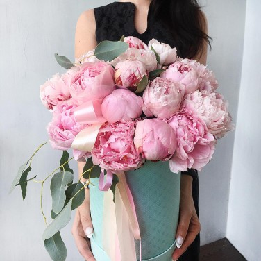 Розовые пионы в шляпной коробке с эвкалиптом