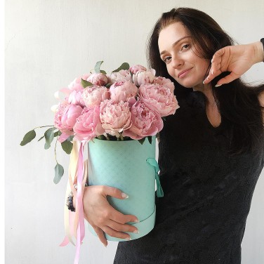 Розовые пионы в шляпной коробке с эвкалиптом