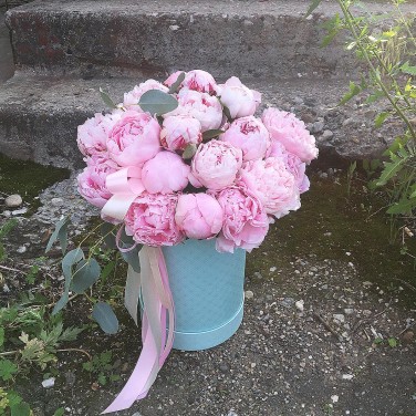 Розовые пионы в шляпной коробке с эвкалиптом