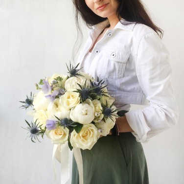 Букет невесты из пионов, горошка и эрингиума