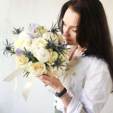 Букет невесты из пионов, горошка и эрингиума