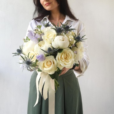 Букет невесты из пионов, горошка и эрингиума