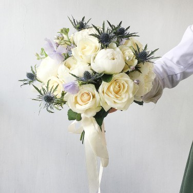 Букет невесты из пионов, горошка и эрингиума