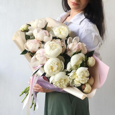 Моно-букет из пионов в дизайнерской упаковке