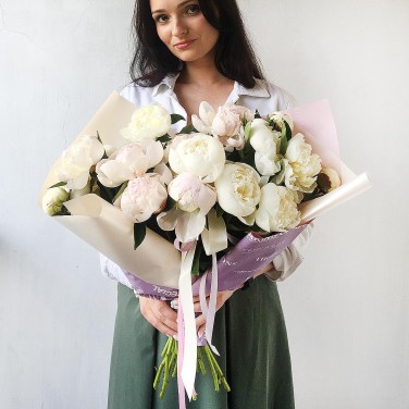 Моно-букет из пионов в дизайнерской упаковке