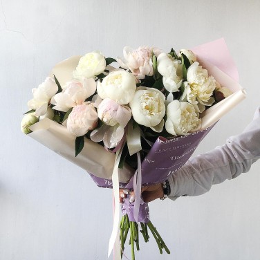 Моно-букет из пионов в дизайнерской упаковке