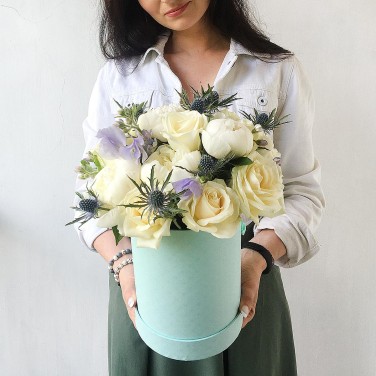 Композиция в шляпной коробке из пионов, оксипеталума и латируса