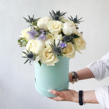 Композиция в шляпной коробке из пионов, оксипеталума и латируса