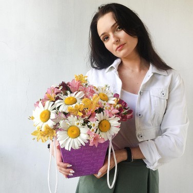 Композиция в коробочке из ромашек и альстромерии