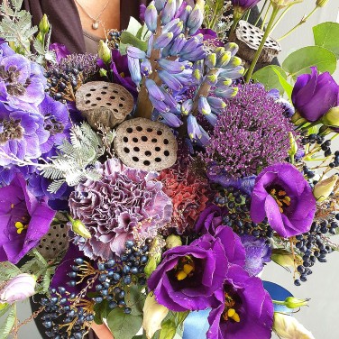 Большой букет из дельфиниума Фиолетовый Талисман