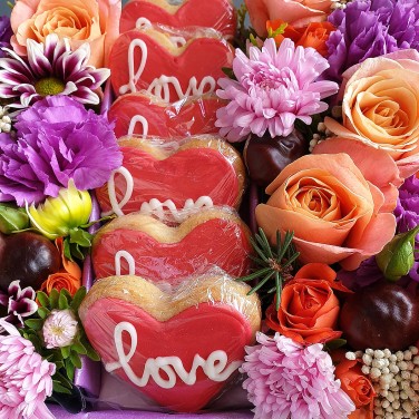 Подарочная коробка из цветов и печенья