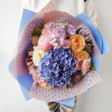 Авторский букет из гортензии, роз и гвоздик