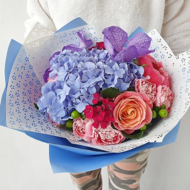 Авторский букет из гортензии, ванды, гвоздик