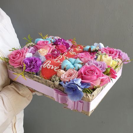 Подарочная коробка из роз, крашенного хлопка и печенья