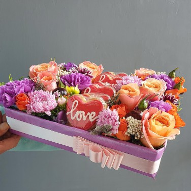 Подарочная коробка из цветов и печенья