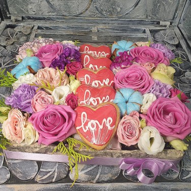 Подарочная коробка из роз, крашенного хлопка и печенья