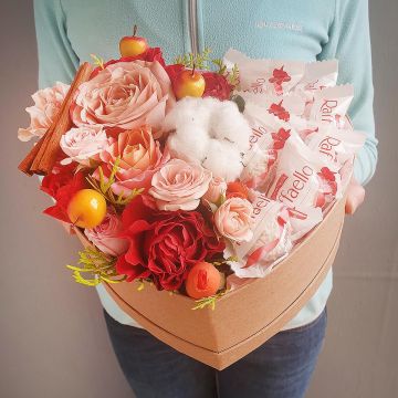 Подарочная коробка в форме сердца из роз с корицей и конфет Раффаэлло