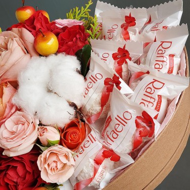 Подарочная коробка в форме сердца из роз с корицей и конфет Раффаэлло