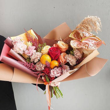 Букет-рогатик из роз, гвоздик, мандаринов