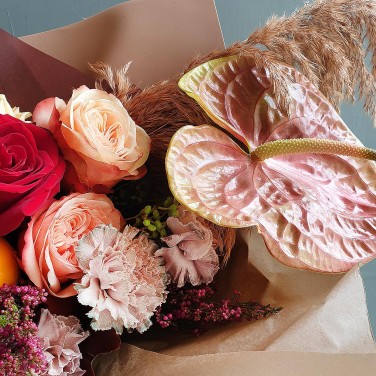 Букет-рогатик из роз, гвоздик, мандаринов