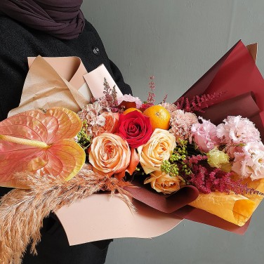 Букет-рогатик из роз, гвоздик, мандаринов