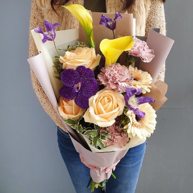 Авторский букет из калл, клематиса и орхидеи