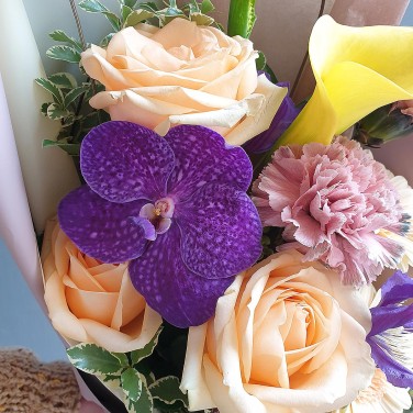 Авторский букет из калл, клематиса и орхидеи