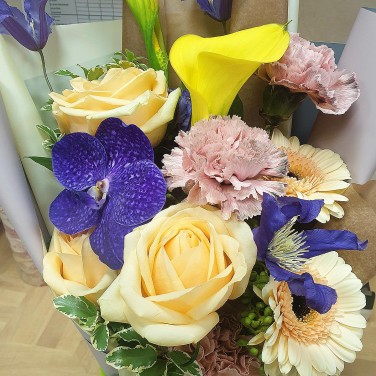 Авторский букет из калл, клематиса и орхидеи