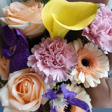 Авторский букет из калл, клематиса и орхидеи