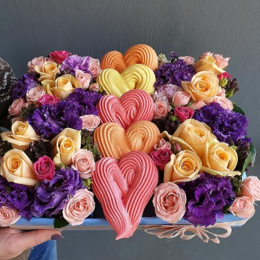 Коробка с цветами и безе Сердца