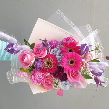 Авторский букет из роз, гербер и клематиса