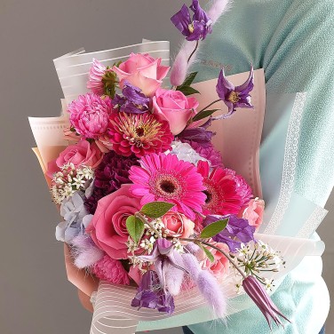 Авторский букет из роз, гербер и клематиса